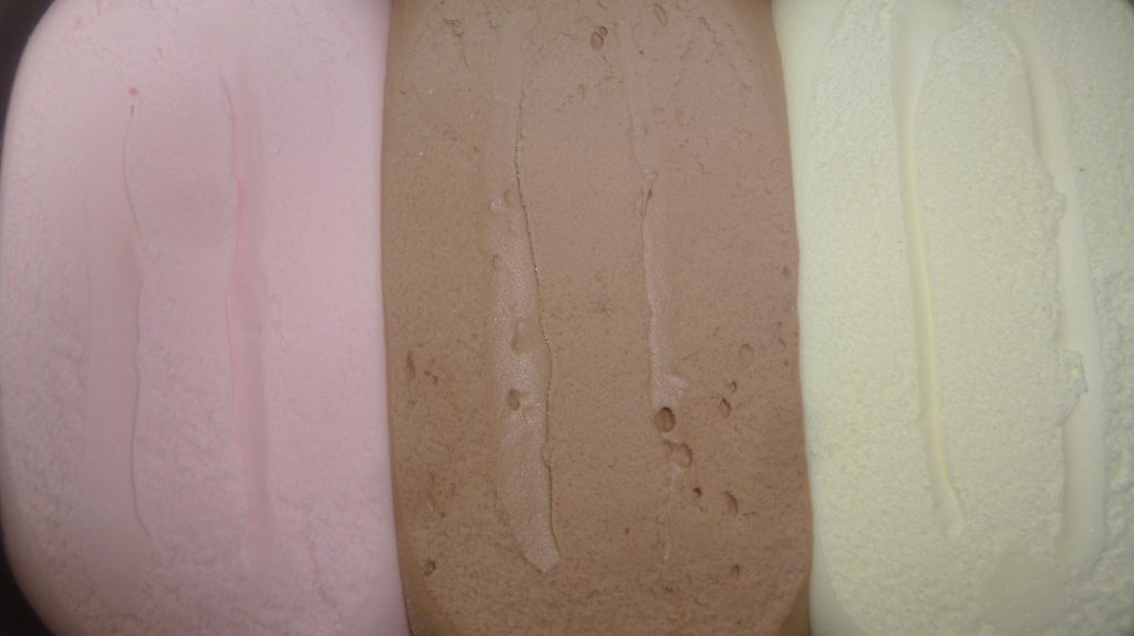 ニュージーランド産の生乳使用　ナポリタンアイスクリーム