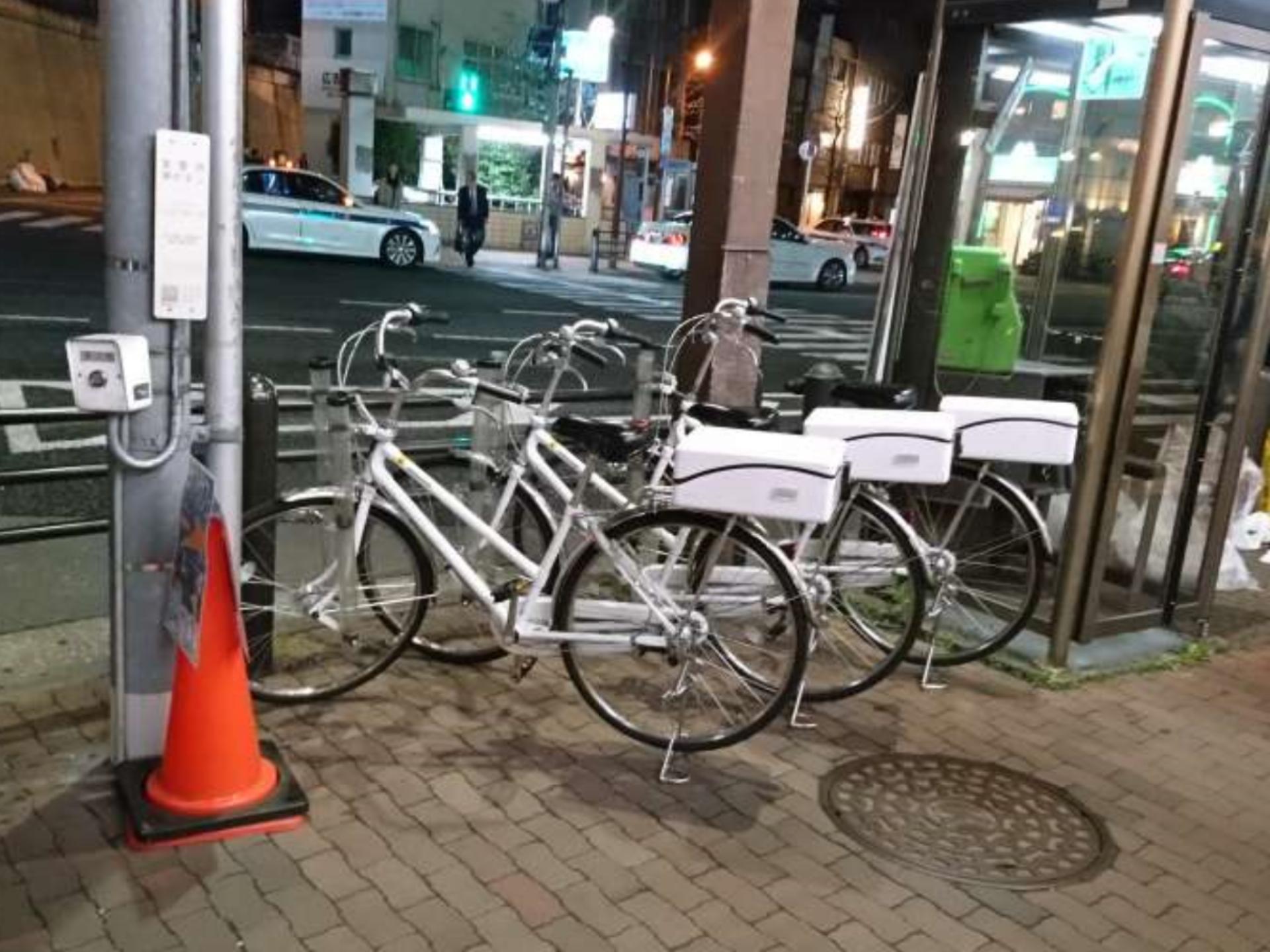 おまわりが歩道で自転車